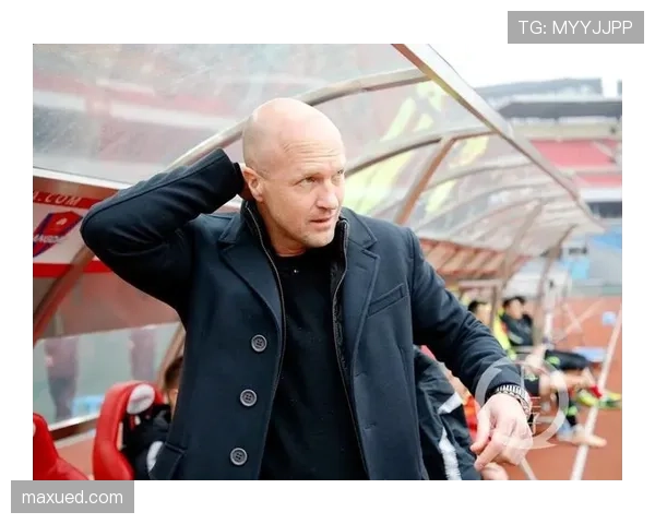 克鲁伊夫与现代组织型中场在直塞穿透防线中的角色差异